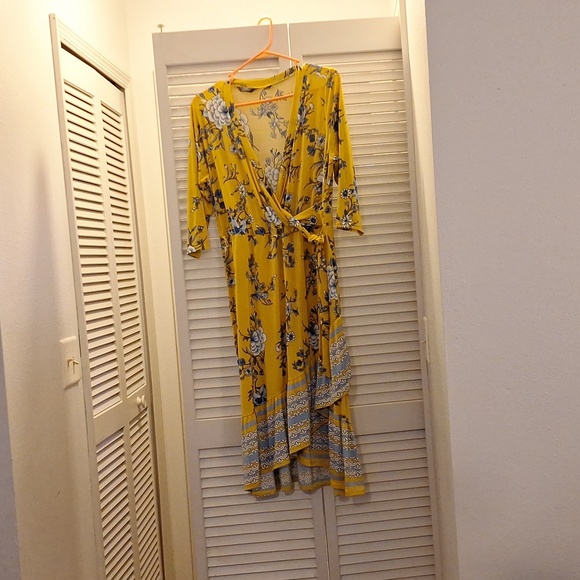 Low cut dress - Picture 2 of 3